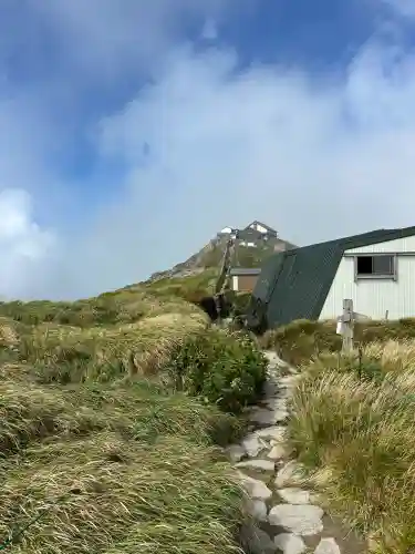 月山神社本宮の{uncategorized: "未分類", other: "その他", undefined: "問題あり", building: "その他建物", grave: "お墓", sacred_gate: "鳥居", guardian: "狛犬", statue: "像", buddha: "仏像", history: "歴史", nature: "自然", garden: "庭園", animal: "動物", pagoda: "塔", temizu: "手水舎", mountain_gate: "山門・神門", sanctuary: "本殿・本堂", subordinate: "末社・摂社", art: "芸術", scenery: "景色", jizo: "地蔵", ema: "絵馬", goshuin: "御朱印", omikuji: "おみくじ", items: "授与品その他", amulet: "お守り", goshuincho: "御朱印帳", eats: "食事", festival: "お祭り", votive_dance: "神楽", shichigosan: "七五三参", wedding: "結婚式", experience: "体験その他", initially: "初詣", around: "周辺", anti_infection: "感染症対策"}