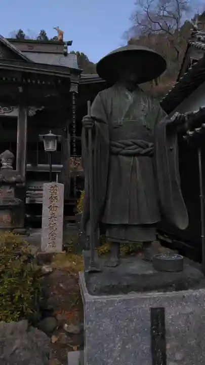 霊巌寺の像