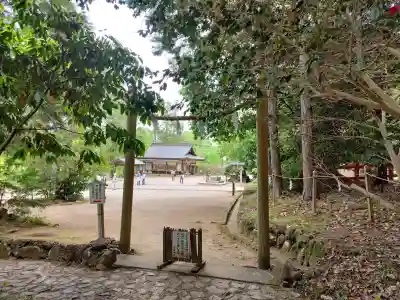 檜原神社(大神神社摂社)の{uncategorized: "未分類", other: "その他", undefined: "問題あり", building: "その他建物", grave: "お墓", sacred_gate: "鳥居", guardian: "狛犬", statue: "像", buddha: "仏像", history: "歴史", nature: "自然", garden: "庭園", animal: "動物", pagoda: "塔", temizu: "手水舎", mountain_gate: "山門・神門", sanctuary: "本殿・本堂", subordinate: "末社・摂社", art: "芸術", scenery: "景色", jizo: "地蔵", ema: "絵馬", goshuin: "御朱印", omikuji: "おみくじ", items: "授与品その他", amulet: "お守り", goshuincho: "御朱印帳", eats: "食事", festival: "お祭り", votive_dance: "神楽", shichigosan: "七五三参", wedding: "結婚式", experience: "体験その他", initially: "初詣", around: "周辺", anti_infection: "感染症対策"}
