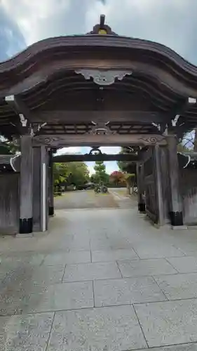 高野山真言宗海龍山本泉寺増徳院の山門・神門