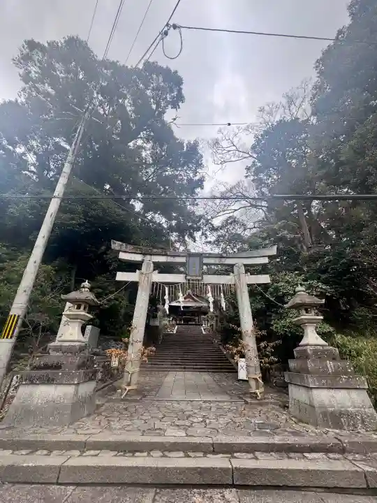 石座神社の{uncategorized: "未分類", other: "その他", undefined: "問題あり", building: "その他建物", grave: "お墓", sacred_gate: "鳥居", guardian: "狛犬", statue: "像", buddha: "仏像", history: "歴史", nature: "自然", garden: "庭園", animal: "動物", pagoda: "塔", temizu: "手水舎", mountain_gate: "山門・神門", sanctuary: "本殿・本堂", subordinate: "末社・摂社", art: "芸術", scenery: "景色", jizo: "地蔵", ema: "絵馬", goshuin: "御朱印", omikuji: "おみくじ", items: "授与品その他", amulet: "お守り", goshuincho: "御朱印帳", eats: "食事", festival: "お祭り", votive_dance: "神楽", shichigosan: "七五三参", wedding: "結婚式", experience: "体験その他", initially: "初詣", around: "周辺", anti_infection: "感染症対策"}