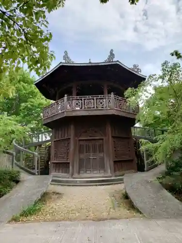 徳林寺の{uncategorized: "未分類", other: "その他", undefined: "問題あり", building: "その他建物", grave: "お墓", sacred_gate: "鳥居", guardian: "狛犬", statue: "像", buddha: "仏像", history: "歴史", nature: "自然", garden: "庭園", animal: "動物", pagoda: "塔", temizu: "手水舎", mountain_gate: "山門・神門", sanctuary: "本殿・本堂", subordinate: "末社・摂社", art: "芸術", scenery: "景色", jizo: "地蔵", ema: "絵馬", goshuin: "御朱印", omikuji: "おみくじ", items: "授与品その他", amulet: "お守り", goshuincho: "御朱印帳", eats: "食事", festival: "お祭り", votive_dance: "神楽", shichigosan: "七五三参", wedding: "結婚式", experience: "体験その他", initially: "初詣", around: "周辺", anti_infection: "感染症対策"}