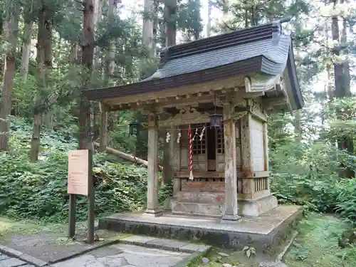 出羽神社(出羽三山神社)～三神合祭殿～の末社・摂社