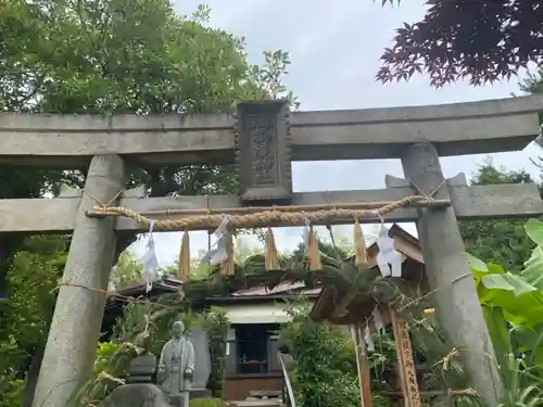 横浜御嶽神社の鳥居