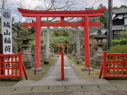 松江城山稲荷神社の鳥居