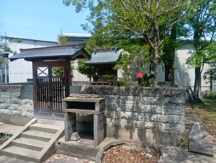 諏訪神社の{uncategorized: "未分類", other: "その他", undefined: "問題あり", building: "その他建物", grave: "お墓", sacred_gate: "鳥居", guardian: "狛犬", statue: "像", buddha: "仏像", history: "歴史", nature: "自然", garden: "庭園", animal: "動物", pagoda: "塔", temizu: "手水舎", mountain_gate: "山門・神門", sanctuary: "本殿・本堂", subordinate: "末社・摂社", art: "芸術", scenery: "景色", jizo: "地蔵", ema: "絵馬", goshuin: "御朱印", omikuji: "おみくじ", items: "授与品その他", amulet: "お守り", goshuincho: "御朱印帳", eats: "食事", festival: "お祭り", votive_dance: "神楽", shichigosan: "七五三参", wedding: "結婚式", experience: "体験その他", initially: "初詣", around: "周辺", anti_infection: "感染症対策"}