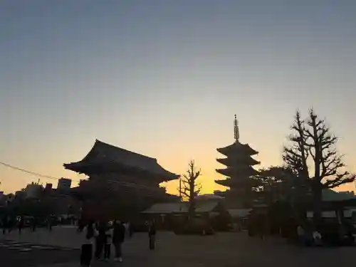 浅草神社の{uncategorized: "未分類", other: "その他", undefined: "問題あり", building: "その他建物", grave: "お墓", sacred_gate: "鳥居", guardian: "狛犬", statue: "像", buddha: "仏像", history: "歴史", nature: "自然", garden: "庭園", animal: "動物", pagoda: "塔", temizu: "手水舎", mountain_gate: "山門・神門", sanctuary: "本殿・本堂", subordinate: "末社・摂社", art: "芸術", scenery: "景色", jizo: "地蔵", ema: "絵馬", goshuin: "御朱印", omikuji: "おみくじ", items: "授与品その他", amulet: "お守り", goshuincho: "御朱印帳", eats: "食事", festival: "お祭り", votive_dance: "神楽", shichigosan: "七五三参", wedding: "結婚式", experience: "体験その他", initially: "初詣", around: "周辺", anti_infection: "感染症対策"}