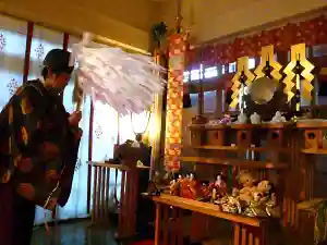 日頃よりご家族同様に過ごしてきた人形などを、神社でお祓いしてお納めする「人形感謝祭(人形供養)」を執り行っております。人形の魂の御霊あげと併せて心身のご健康とご家族のご繁栄を祈願致します。
【お人形の種類】
日本人形 西洋人形 ぬいぐるみ 五月人形 ひな人形 羽子板 こけし フィギュア プラモデル等(ご予約の際にお伺いいたします)
・ガラスケース等はご自宅にて処分をお願い致します。
・付属品につきましては内容によりお受けいたしますので、ご予約の際にご相談ください。
【御初穂料】
ご予約の際にご案内いたします。
■五千円
小さい段ボール箱(三辺合計120センチメートル)に納まる量、大きさのもの
例)・手のひらサイズ(縦横20センチメートル位)の人形五体ほど
・握りこぶしサイズ(縦横10センチメートル位)の人形十体ほど
・台座付きの人形二体ほど
・大型のぬいぐるみ一体ほど
■一万円~
上記以上の大きさ、量のもの
例)・ひな人形付属品含む一式
・台座付きの人形三体ほど~
・大小人形十体ほど~
【期間】
通年9時~16時の間で一組ずつ執り行っております。
【申込】
お電話にてご予約ください。
03-3821-3470(予約受付時間:9時~17時)
人形感謝祭をお申込みの方には駐車スペースがございます。ご予約の際にお申し出ください。