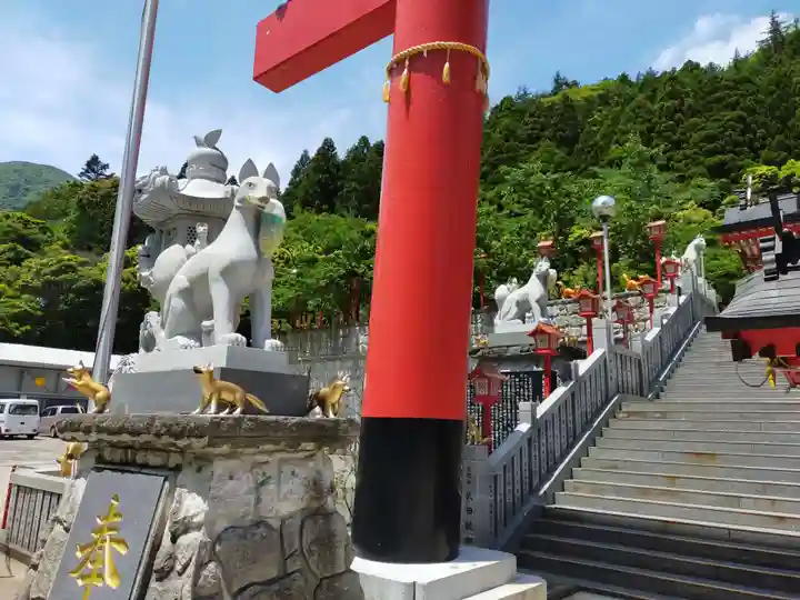 箱根天聖稲荷大権現神社の狛犬