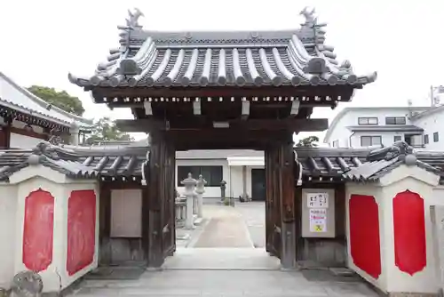 自性院常楽寺の山門