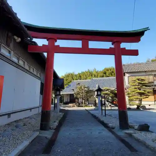 玉三稲荷神社の鳥居