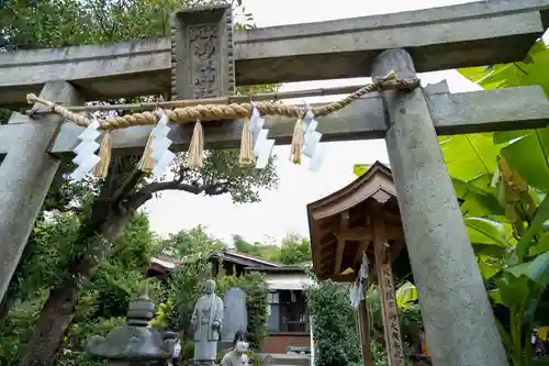 横浜御嶽神社の鳥居