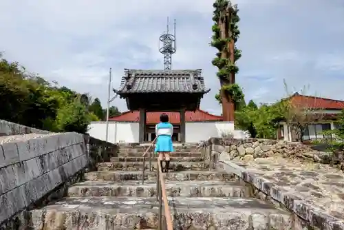 向陽寺の山門