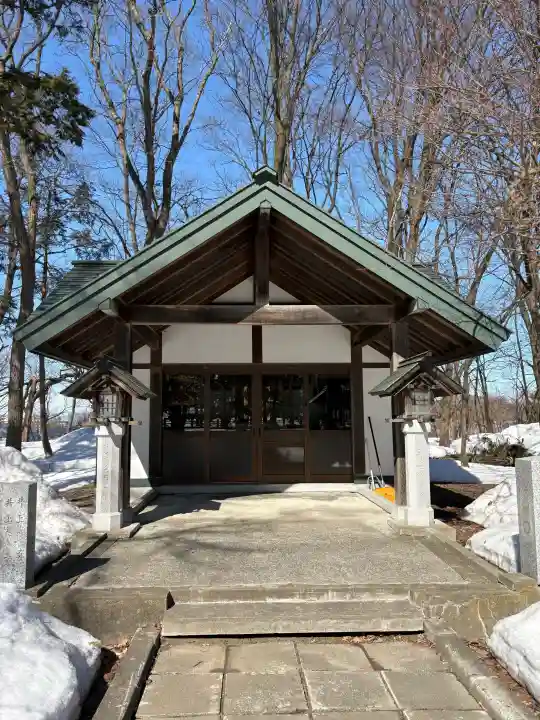 砂川神社の{uncategorized: "未分類", other: "その他", undefined: "問題あり", building: "その他建物", grave: "お墓", sacred_gate: "鳥居", guardian: "狛犬", statue: "像", buddha: "仏像", history: "歴史", nature: "自然", garden: "庭園", animal: "動物", pagoda: "塔", temizu: "手水舎", mountain_gate: "山門・神門", sanctuary: "本殿・本堂", subordinate: "末社・摂社", art: "芸術", scenery: "景色", jizo: "地蔵", ema: "絵馬", goshuin: "御朱印", omikuji: "おみくじ", items: "授与品その他", amulet: "お守り", goshuincho: "御朱印帳", eats: "食事", festival: "お祭り", votive_dance: "神楽", shichigosan: "七五三参", wedding: "結婚式", experience: "体験その他", initially: "初詣", around: "周辺", anti_infection: "感染症対策"}