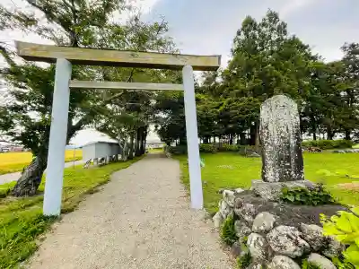 伊勢庭神社の{uncategorized: "未分類", other: "その他", undefined: "問題あり", building: "その他建物", grave: "お墓", sacred_gate: "鳥居", guardian: "狛犬", statue: "像", buddha: "仏像", history: "歴史", nature: "自然", garden: "庭園", animal: "動物", pagoda: "塔", temizu: "手水舎", mountain_gate: "山門・神門", sanctuary: "本殿・本堂", subordinate: "末社・摂社", art: "芸術", scenery: "景色", jizo: "地蔵", ema: "絵馬", goshuin: "御朱印", omikuji: "おみくじ", items: "授与品その他", amulet: "お守り", goshuincho: "御朱印帳", eats: "食事", festival: "お祭り", votive_dance: "神楽", shichigosan: "七五三参", wedding: "結婚式", experience: "体験その他", initially: "初詣", around: "周辺", anti_infection: "感染症対策"}