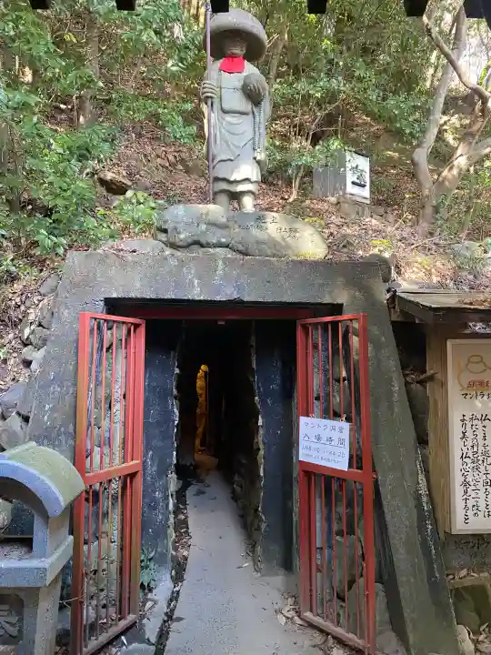 石手寺の{uncategorized: "未分類", other: "その他", undefined: "問題あり", building: "その他建物", grave: "お墓", sacred_gate: "鳥居", guardian: "狛犬", statue: "像", buddha: "仏像", history: "歴史", nature: "自然", garden: "庭園", animal: "動物", pagoda: "塔", temizu: "手水舎", mountain_gate: "山門・神門", sanctuary: "本殿・本堂", subordinate: "末社・摂社", art: "芸術", scenery: "景色", jizo: "地蔵", ema: "絵馬", goshuin: "御朱印", omikuji: "おみくじ", items: "授与品その他", amulet: "お守り", goshuincho: "御朱印帳", eats: "食事", festival: "お祭り", votive_dance: "神楽", shichigosan: "七五三参", wedding: "結婚式", experience: "体験その他", initially: "初詣", around: "周辺", anti_infection: "感染症対策"}