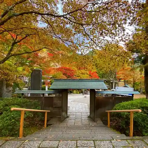 古峯神社の山門