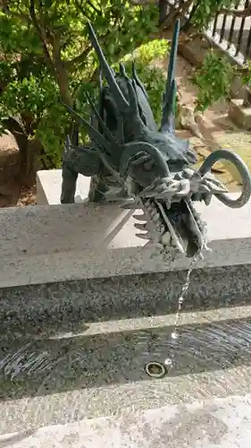 白蛇辨財天の手水舎