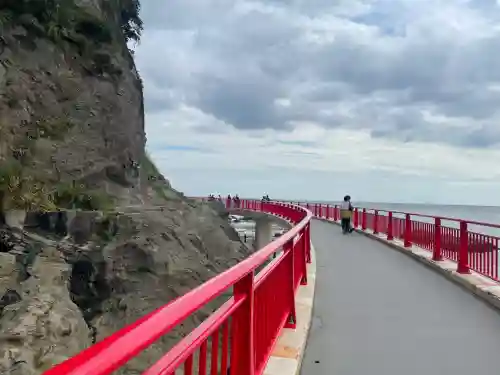 江島神社の{uncategorized: "未分類", other: "その他", undefined: "問題あり", building: "その他建物", grave: "お墓", sacred_gate: "鳥居", guardian: "狛犬", statue: "像", buddha: "仏像", history: "歴史", nature: "自然", garden: "庭園", animal: "動物", pagoda: "塔", temizu: "手水舎", mountain_gate: "山門・神門", sanctuary: "本殿・本堂", subordinate: "末社・摂社", art: "芸術", scenery: "景色", jizo: "地蔵", ema: "絵馬", goshuin: "御朱印", omikuji: "おみくじ", items: "授与品その他", amulet: "お守り", goshuincho: "御朱印帳", eats: "食事", festival: "お祭り", votive_dance: "神楽", shichigosan: "七五三参", wedding: "結婚式", experience: "体験その他", initially: "初詣", around: "周辺", anti_infection: "感染症対策"}