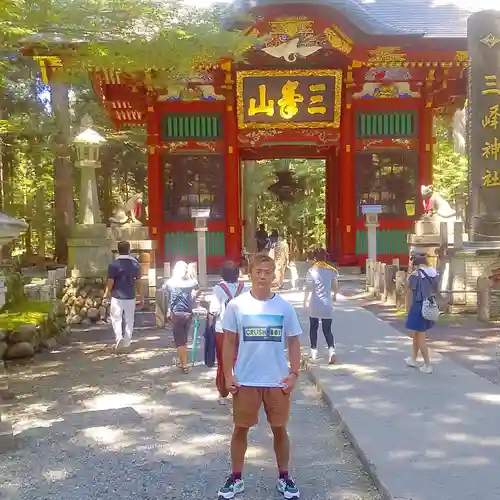 三峯神社の山門