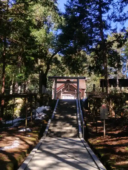 眞名井神社(籠神社奥宮)の{uncategorized: "未分類", other: "その他", undefined: "問題あり", building: "その他建物", grave: "お墓", sacred_gate: "鳥居", guardian: "狛犬", statue: "像", buddha: "仏像", history: "歴史", nature: "自然", garden: "庭園", animal: "動物", pagoda: "塔", temizu: "手水舎", mountain_gate: "山門・神門", sanctuary: "本殿・本堂", subordinate: "末社・摂社", art: "芸術", scenery: "景色", jizo: "地蔵", ema: "絵馬", goshuin: "御朱印", omikuji: "おみくじ", items: "授与品その他", amulet: "お守り", goshuincho: "御朱印帳", eats: "食事", festival: "お祭り", votive_dance: "神楽", shichigosan: "七五三参", wedding: "結婚式", experience: "体験その他", initially: "初詣", around: "周辺", anti_infection: "感染症対策"}