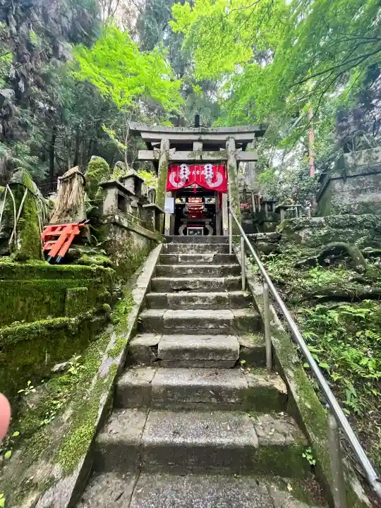 伏見稲荷大社 御膳谷奉拝所の{uncategorized: "未分類", other: "その他", undefined: "問題あり", building: "その他建物", grave: "お墓", sacred_gate: "鳥居", guardian: "狛犬", statue: "像", buddha: "仏像", history: "歴史", nature: "自然", garden: "庭園", animal: "動物", pagoda: "塔", temizu: "手水舎", mountain_gate: "山門・神門", sanctuary: "本殿・本堂", subordinate: "末社・摂社", art: "芸術", scenery: "景色", jizo: "地蔵", ema: "絵馬", goshuin: "御朱印", omikuji: "おみくじ", items: "授与品その他", amulet: "お守り", goshuincho: "御朱印帳", eats: "食事", festival: "お祭り", votive_dance: "神楽", shichigosan: "七五三参", wedding: "結婚式", experience: "体験その他", initially: "初詣", around: "周辺", anti_infection: "感染症対策"}