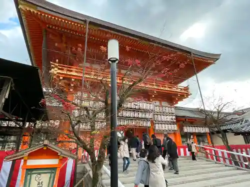 八坂神社(祇園さん)の{uncategorized: "未分類", other: "その他", undefined: "問題あり", building: "その他建物", grave: "お墓", sacred_gate: "鳥居", guardian: "狛犬", statue: "像", buddha: "仏像", history: "歴史", nature: "自然", garden: "庭園", animal: "動物", pagoda: "塔", temizu: "手水舎", mountain_gate: "山門・神門", sanctuary: "本殿・本堂", subordinate: "末社・摂社", art: "芸術", scenery: "景色", jizo: "地蔵", ema: "絵馬", goshuin: "御朱印", omikuji: "おみくじ", items: "授与品その他", amulet: "お守り", goshuincho: "御朱印帳", eats: "食事", festival: "お祭り", votive_dance: "神楽", shichigosan: "七五三参", wedding: "結婚式", experience: "体験その他", initially: "初詣", around: "周辺", anti_infection: "感染症対策"}