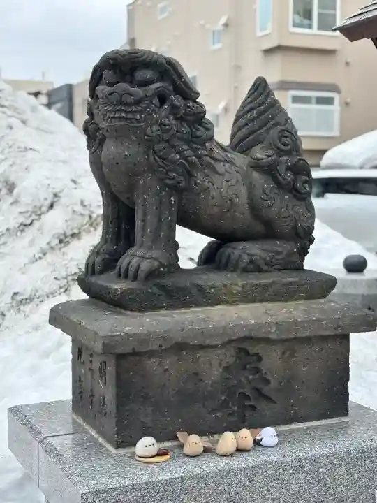 札幌諏訪神社の{uncategorized: "未分類", other: "その他", undefined: "問題あり", building: "その他建物", grave: "お墓", sacred_gate: "鳥居", guardian: "狛犬", statue: "像", buddha: "仏像", history: "歴史", nature: "自然", garden: "庭園", animal: "動物", pagoda: "塔", temizu: "手水舎", mountain_gate: "山門・神門", sanctuary: "本殿・本堂", subordinate: "末社・摂社", art: "芸術", scenery: "景色", jizo: "地蔵", ema: "絵馬", goshuin: "御朱印", omikuji: "おみくじ", items: "授与品その他", amulet: "お守り", goshuincho: "御朱印帳", eats: "食事", festival: "お祭り", votive_dance: "神楽", shichigosan: "七五三参", wedding: "結婚式", experience: "体験その他", initially: "初詣", around: "周辺", anti_infection: "感染症対策"}