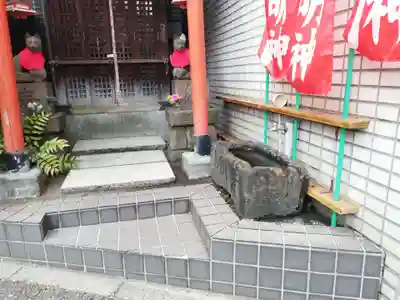 宝徳子育稲荷神社の手水舎