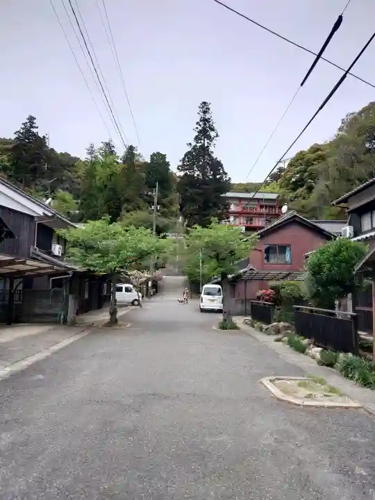 由加山 由加神社本宮の{uncategorized: "未分類", other: "その他", undefined: "問題あり", building: "その他建物", grave: "お墓", sacred_gate: "鳥居", guardian: "狛犬", statue: "像", buddha: "仏像", history: "歴史", nature: "自然", garden: "庭園", animal: "動物", pagoda: "塔", temizu: "手水舎", mountain_gate: "山門・神門", sanctuary: "本殿・本堂", subordinate: "末社・摂社", art: "芸術", scenery: "景色", jizo: "地蔵", ema: "絵馬", goshuin: "御朱印", omikuji: "おみくじ", items: "授与品その他", amulet: "お守り", goshuincho: "御朱印帳", eats: "食事", festival: "お祭り", votive_dance: "神楽", shichigosan: "七五三参", wedding: "結婚式", experience: "体験その他", initially: "初詣", around: "周辺", anti_infection: "感染症対策"}