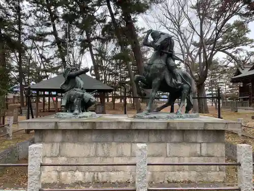 川中島古戦場八幡社の像