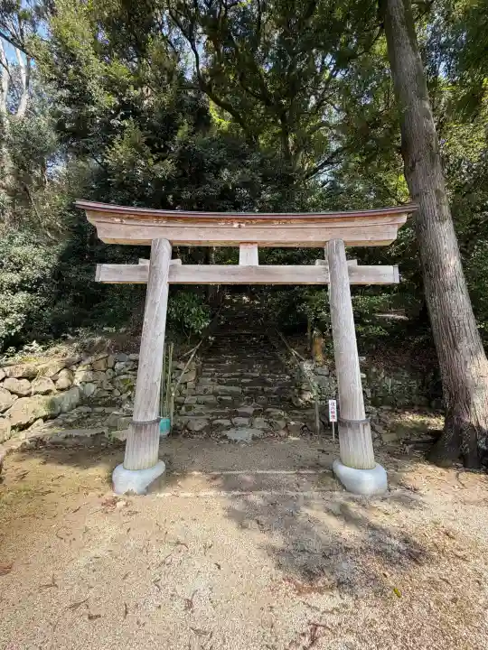 眞名井神社の{uncategorized: "未分類", other: "その他", undefined: "問題あり", building: "その他建物", grave: "お墓", sacred_gate: "鳥居", guardian: "狛犬", statue: "像", buddha: "仏像", history: "歴史", nature: "自然", garden: "庭園", animal: "動物", pagoda: "塔", temizu: "手水舎", mountain_gate: "山門・神門", sanctuary: "本殿・本堂", subordinate: "末社・摂社", art: "芸術", scenery: "景色", jizo: "地蔵", ema: "絵馬", goshuin: "御朱印", omikuji: "おみくじ", items: "授与品その他", amulet: "お守り", goshuincho: "御朱印帳", eats: "食事", festival: "お祭り", votive_dance: "神楽", shichigosan: "七五三参", wedding: "結婚式", experience: "体験その他", initially: "初詣", around: "周辺", anti_infection: "感染症対策"}
