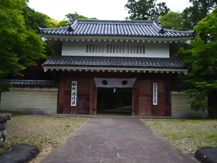目の霊山 油山寺の山門・神門