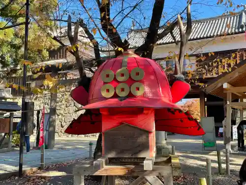 眞田神社の像