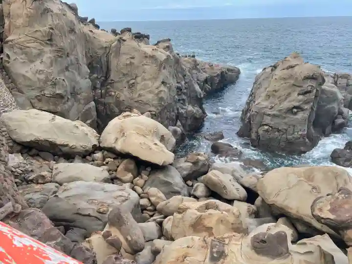 鵜戸神宮の{uncategorized: "未分類", other: "その他", undefined: "問題あり", building: "その他建物", grave: "お墓", sacred_gate: "鳥居", guardian: "狛犬", statue: "像", buddha: "仏像", history: "歴史", nature: "自然", garden: "庭園", animal: "動物", pagoda: "塔", temizu: "手水舎", mountain_gate: "山門・神門", sanctuary: "本殿・本堂", subordinate: "末社・摂社", art: "芸術", scenery: "景色", jizo: "地蔵", ema: "絵馬", goshuin: "御朱印", omikuji: "おみくじ", items: "授与品その他", amulet: "お守り", goshuincho: "御朱印帳", eats: "食事", festival: "お祭り", votive_dance: "神楽", shichigosan: "七五三参", wedding: "結婚式", experience: "体験その他", initially: "初詣", around: "周辺", anti_infection: "感染症対策"}