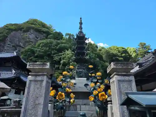 宝山寺の塔