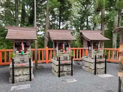 王地山まけきらい稲荷の末社・摂社