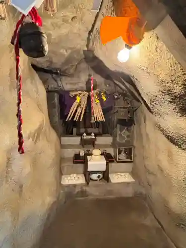 岩窟弁財天の{uncategorized: "未分類", other: "その他", undefined: "問題あり", building: "その他建物", grave: "お墓", sacred_gate: "鳥居", guardian: "狛犬", statue: "像", buddha: "仏像", history: "歴史", nature: "自然", garden: "庭園", animal: "動物", pagoda: "塔", temizu: "手水舎", mountain_gate: "山門・神門", sanctuary: "本殿・本堂", subordinate: "末社・摂社", art: "芸術", scenery: "景色", jizo: "地蔵", ema: "絵馬", goshuin: "御朱印", omikuji: "おみくじ", items: "授与品その他", amulet: "お守り", goshuincho: "御朱印帳", eats: "食事", festival: "お祭り", votive_dance: "神楽", shichigosan: "七五三参", wedding: "結婚式", experience: "体験その他", initially: "初詣", around: "周辺", anti_infection: "感染症対策"}