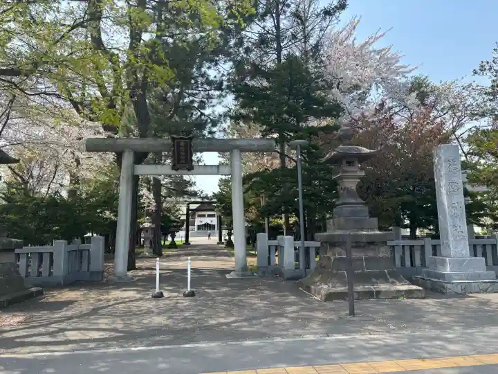 篠路神社の{uncategorized: "未分類", other: "その他", undefined: "問題あり", building: "その他建物", grave: "お墓", sacred_gate: "鳥居", guardian: "狛犬", statue: "像", buddha: "仏像", history: "歴史", nature: "自然", garden: "庭園", animal: "動物", pagoda: "塔", temizu: "手水舎", mountain_gate: "山門・神門", sanctuary: "本殿・本堂", subordinate: "末社・摂社", art: "芸術", scenery: "景色", jizo: "地蔵", ema: "絵馬", goshuin: "御朱印", omikuji: "おみくじ", items: "授与品その他", amulet: "お守り", goshuincho: "御朱印帳", eats: "食事", festival: "お祭り", votive_dance: "神楽", shichigosan: "七五三参", wedding: "結婚式", experience: "体験その他", initially: "初詣", around: "周辺", anti_infection: "感染症対策"}