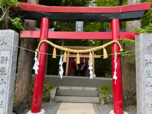 新屋山神社の鳥居