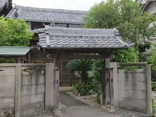 専称寺の山門