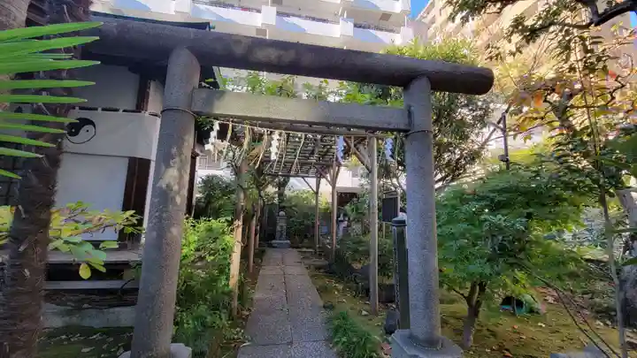 於岩稲荷田宮神社の鳥居
