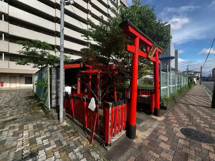 三ツ梅稲荷大神の{uncategorized: "未分類", other: "その他", undefined: "問題あり", building: "その他建物", grave: "お墓", sacred_gate: "鳥居", guardian: "狛犬", statue: "像", buddha: "仏像", history: "歴史", nature: "自然", garden: "庭園", animal: "動物", pagoda: "塔", temizu: "手水舎", mountain_gate: "山門・神門", sanctuary: "本殿・本堂", subordinate: "末社・摂社", art: "芸術", scenery: "景色", jizo: "地蔵", ema: "絵馬", goshuin: "御朱印", omikuji: "おみくじ", items: "授与品その他", amulet: "お守り", goshuincho: "御朱印帳", eats: "食事", festival: "お祭り", votive_dance: "神楽", shichigosan: "七五三参", wedding: "結婚式", experience: "体験その他", initially: "初詣", around: "周辺", anti_infection: "感染症対策"}