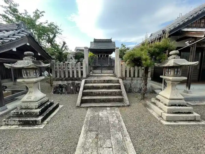石原神社 (祇園社)の{uncategorized: "未分類", other: "その他", undefined: "問題あり", building: "その他建物", grave: "お墓", sacred_gate: "鳥居", guardian: "狛犬", statue: "像", buddha: "仏像", history: "歴史", nature: "自然", garden: "庭園", animal: "動物", pagoda: "塔", temizu: "手水舎", mountain_gate: "山門・神門", sanctuary: "本殿・本堂", subordinate: "末社・摂社", art: "芸術", scenery: "景色", jizo: "地蔵", ema: "絵馬", goshuin: "御朱印", omikuji: "おみくじ", items: "授与品その他", amulet: "お守り", goshuincho: "御朱印帳", eats: "食事", festival: "お祭り", votive_dance: "神楽", shichigosan: "七五三参", wedding: "結婚式", experience: "体験その他", initially: "初詣", around: "周辺", anti_infection: "感染症対策"}