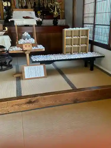 温泉寺の{uncategorized: "未分類", other: "その他", undefined: "問題あり", building: "その他建物", grave: "お墓", sacred_gate: "鳥居", guardian: "狛犬", statue: "像", buddha: "仏像", history: "歴史", nature: "自然", garden: "庭園", animal: "動物", pagoda: "塔", temizu: "手水舎", mountain_gate: "山門・神門", sanctuary: "本殿・本堂", subordinate: "末社・摂社", art: "芸術", scenery: "景色", jizo: "地蔵", ema: "絵馬", goshuin: "御朱印", omikuji: "おみくじ", items: "授与品その他", amulet: "お守り", goshuincho: "御朱印帳", eats: "食事", festival: "お祭り", votive_dance: "神楽", shichigosan: "七五三参", wedding: "結婚式", experience: "体験その他", initially: "初詣", around: "周辺", anti_infection: "感染症対策"}