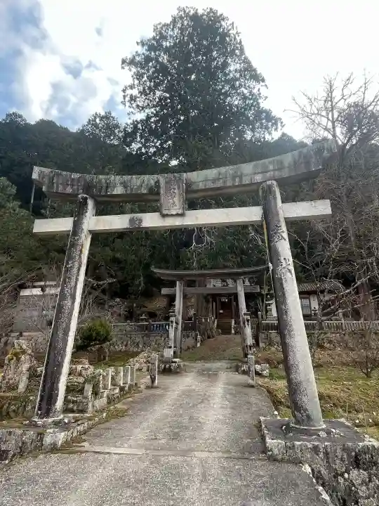 艮神社の{uncategorized: "未分類", other: "その他", undefined: "問題あり", building: "その他建物", grave: "お墓", sacred_gate: "鳥居", guardian: "狛犬", statue: "像", buddha: "仏像", history: "歴史", nature: "自然", garden: "庭園", animal: "動物", pagoda: "塔", temizu: "手水舎", mountain_gate: "山門・神門", sanctuary: "本殿・本堂", subordinate: "末社・摂社", art: "芸術", scenery: "景色", jizo: "地蔵", ema: "絵馬", goshuin: "御朱印", omikuji: "おみくじ", items: "授与品その他", amulet: "お守り", goshuincho: "御朱印帳", eats: "食事", festival: "お祭り", votive_dance: "神楽", shichigosan: "七五三参", wedding: "結婚式", experience: "体験その他", initially: "初詣", around: "周辺", anti_infection: "感染症対策"}