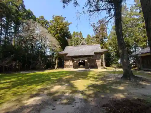 六所神社の{uncategorized: "未分類", other: "その他", undefined: "問題あり", building: "その他建物", grave: "お墓", sacred_gate: "鳥居", guardian: "狛犬", statue: "像", buddha: "仏像", history: "歴史", nature: "自然", garden: "庭園", animal: "動物", pagoda: "塔", temizu: "手水舎", mountain_gate: "山門・神門", sanctuary: "本殿・本堂", subordinate: "末社・摂社", art: "芸術", scenery: "景色", jizo: "地蔵", ema: "絵馬", goshuin: "御朱印", omikuji: "おみくじ", items: "授与品その他", amulet: "お守り", goshuincho: "御朱印帳", eats: "食事", festival: "お祭り", votive_dance: "神楽", shichigosan: "七五三参", wedding: "結婚式", experience: "体験その他", initially: "初詣", around: "周辺", anti_infection: "感染症対策"}