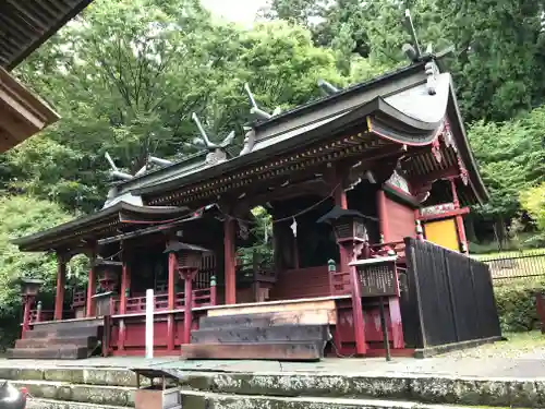 新海三社神社の本殿