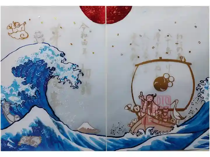 御祭神の小野篁たかむら公が「参議篁さんぎたかむら」という名で登場する『百人一首』に撰された名歌。
「わたの原 八十島やそしまかけて 漕ぎ出でぬと 人には告げよ 海人あまの釣舟」
【意味】(篁は流罪の刑を受けて)大海原に広がる島々を目指して、立派に船出をしたと都の人々へ伝えてくれよ、漁師の釣り船よ