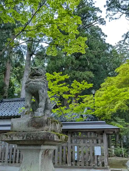雄山神社中宮祈願殿の{uncategorized: "未分類", other: "その他", undefined: "問題あり", building: "その他建物", grave: "お墓", sacred_gate: "鳥居", guardian: "狛犬", statue: "像", buddha: "仏像", history: "歴史", nature: "自然", garden: "庭園", animal: "動物", pagoda: "塔", temizu: "手水舎", mountain_gate: "山門・神門", sanctuary: "本殿・本堂", subordinate: "末社・摂社", art: "芸術", scenery: "景色", jizo: "地蔵", ema: "絵馬", goshuin: "御朱印", omikuji: "おみくじ", items: "授与品その他", amulet: "お守り", goshuincho: "御朱印帳", eats: "食事", festival: "お祭り", votive_dance: "神楽", shichigosan: "七五三参", wedding: "結婚式", experience: "体験その他", initially: "初詣", around: "周辺", anti_infection: "感染症対策"}